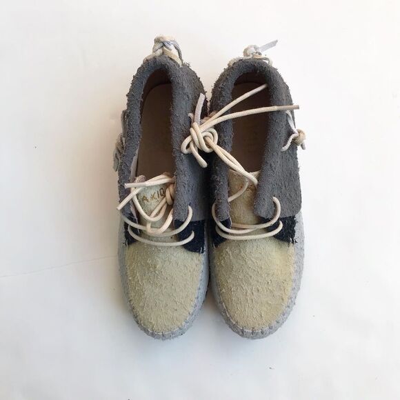 AKID NWOT stone shaggy suede moccasin sneakers size 2 youth - Picture 3 of 9